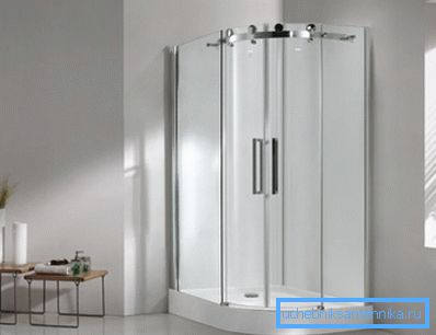 Akryylinurkkaus suihkukaappi 100x100, jossa on pieni kellari minimalistisessa sisustuksessa Akryylinurkkaus suihkukaappi 100x100, jossa on pieni kellari minimalistisessa sisustuksessa