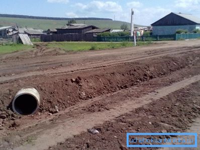 Betonirakenne maatalousalueella Betonirakenne maatalousalueella