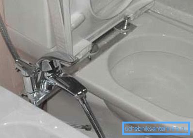 Bidee-WC-istuin sekoittimella Bidee-WC-istuin sekoittimella