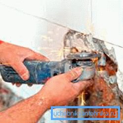 Bulgarian auttaa tekemään seinän seinään ja poistamaan vanhat viimeistelymateriaalit. Bulgarian auttaa tekemään seinän seinään ja poistamaan vanhat viimeistelymateriaalit.