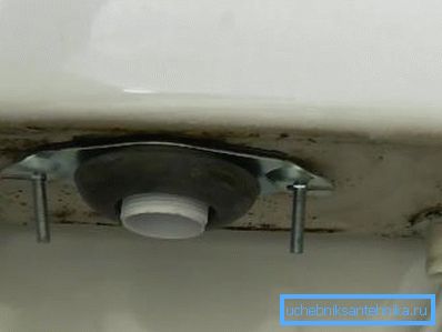 Pultit kiinnittävät säiliön ja wc-liitännät Pultit kiinnittävät säiliön ja wc-liitännät