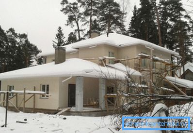 Yksityinen talo hajottaa lämmön läpi kaikkien sulkeutuvien rakenteiden. Yksityinen talo hajottaa lämmön läpi kaikkien sulkeutuvien rakenteiden.