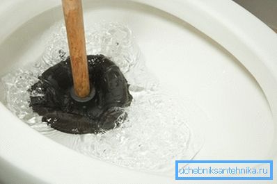 WC: n puhdistaminen tukossa olevasta männästä WC: n puhdistaminen tukossa olevasta männästä
