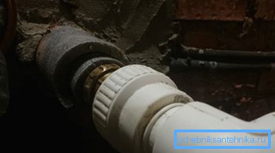 Teemme panoksen säätimen tai kellarin seinän läpi. Teemme panoksen säätimen tai kellarin seinän läpi.