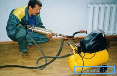 Näytetään pneumaattisen ja hydraulisen pesun yksikkö.