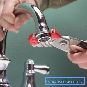 Ilmastimen purkaminen puhdistusta varten Ilmastimen purkaminen puhdistusta varten