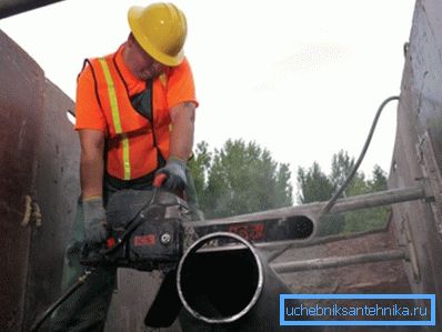 Vaurioituneen alueen purkaminen.