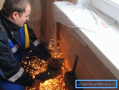 Vanhan jäähdyttimen purkaminen Vanhan jäähdyttimen purkaminen