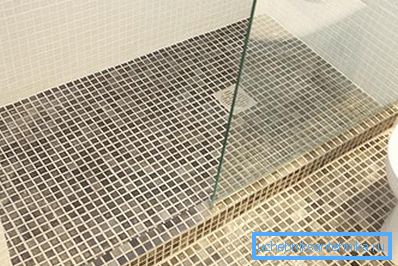 Mosaiikit käytetään usein päällystykseen, koska sen kanssa on helpompi työskennellä kaltevilla reunoilla. Mosaiikit käytetään usein päällystykseen, koska sen kanssa on helpompi työskennellä kaltevilla reunoilla.