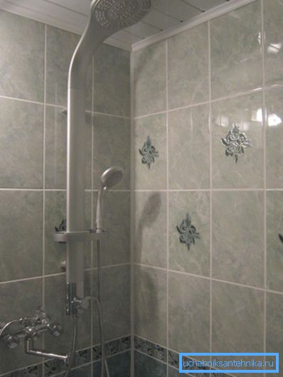 Suihkujärjestelmä sadesuihkulla ja sekoittimella Suihkujärjestelmä sadesuihkulla ja sekoittimella