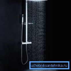 Sadesuihku, jossa on sadesuihku, on erittäin helppo erottaa ylimääräisen kastelukannen suuresta koosta.