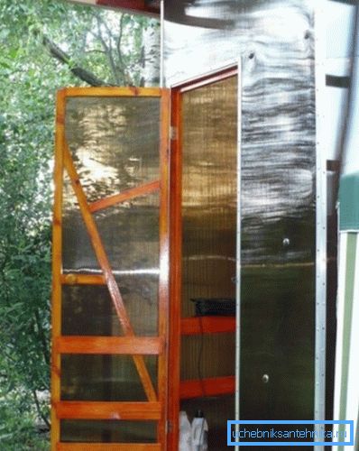 Oven on oltava riittävän jäykkä ja täsmälleen sopiva aukon koon kanssa.