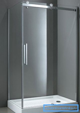 Jos pienissä hytteissä käytetään läpinäkyvää materiaalia aidojen luomiseksi, ne näyttävät visuaalisesti laajemmilta, ja tämä ratkaisu soveltuu myös klaustrofobiaa sairastaville.
