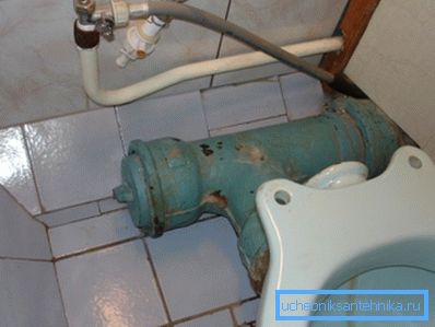 Jos koko säiliön paino vedellä putoaa wc: n korviin, ennemmin tai myöhemmin tämä johtaa luonnolliseen lopputulokseen. Jos koko säiliön paino vedellä putoaa wc: n korviin, ennemmin tai myöhemmin tämä johtaa luonnolliseen lopputulokseen.