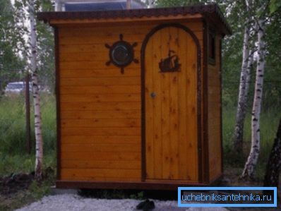 Jos et tiedä, miten valita puutarhan suihkussa - kesällä suihku, jossa on puinen pukuhuone, jossa on veistetyt elementit, on erinomainen ratkaisu.