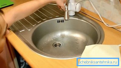 Kiinnitä virtauslämmitin pesualtaan päälle Kiinnitä virtauslämmitin pesualtaan päälle