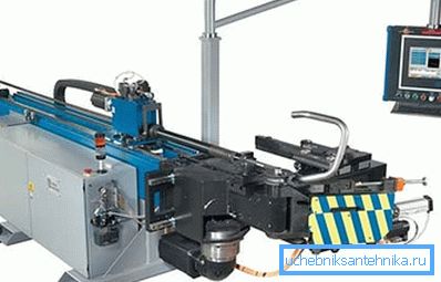 Kuva karan taivuttimesta ohjelman ohjauksella Kuva karan taivuttimesta ohjelman ohjauksella