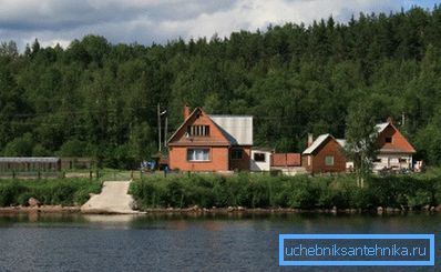 Kuva maalaistalosta joen rannalla Kuva maalaistalosta joen rannalla
