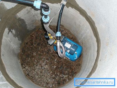 Hydraulinen akkumulaattori on asennettu kaukaloon Hydraulinen akkumulaattori on asennettu kaukaloon