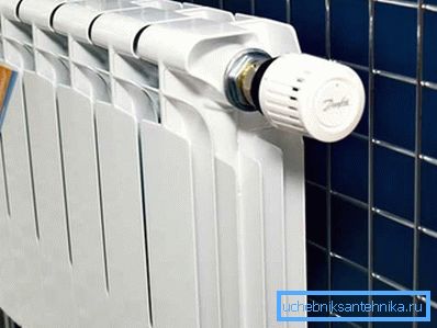 Vaakasuuntainen termostaatin asettelu Vaakasuuntainen termostaatin asettelu