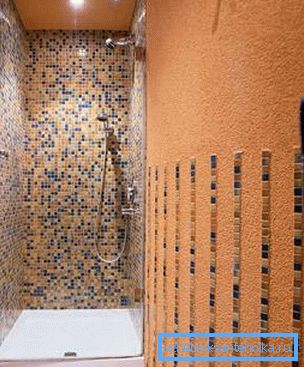 Mosaiikin käyttö tekee kapealta erittäin epätavallisen ja alkuperäisen.
