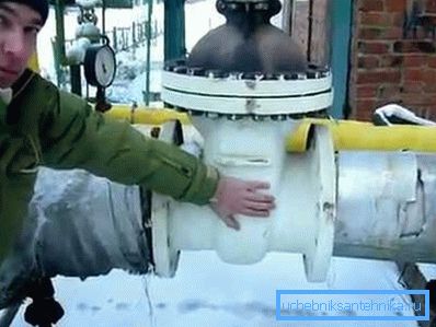 Tällaisen materiaalin käyttö mahdollistaa kattavan muodon omaavien tuotteiden peittämisen. Tällaisen materiaalin käyttö mahdollistaa kattavan muodon omaavien tuotteiden peittämisen.