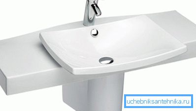 Alkuperäiset muotoilut on usein valmistettu posliiniastiasta.