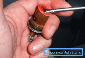 Irrota pistoke metallikotelon osista Irrota pistoke metallikotelon osista