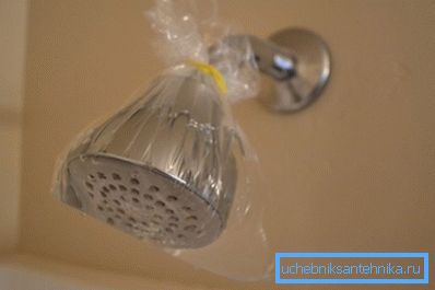 Miten puhdistaa suihkukannu kalkkikivestä, jos sitä ei poisteta? Kaada etikka pussiin ja kiinnitä se sateelle, jätä 1-2 tuntia, sitten huuhtele pinta hyvin