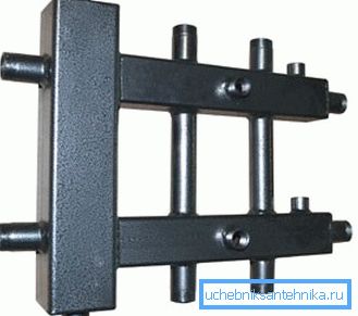 Jakotukki, jossa on sisäänrakennettu hydraulinen neula.