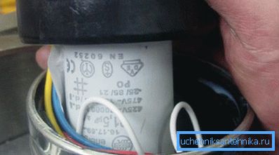 Lauhdutin ja johdot sijaitsevat pumpun yläkannen alla Lauhdutin ja johdot sijaitsevat pumpun yläkannen alla