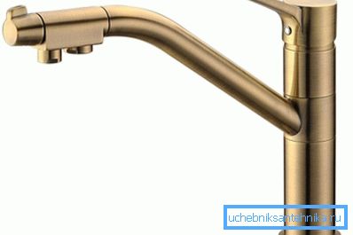 Messinkirunko tai kiillotettu tai peitetty koristeellisilla koostumuksilla Messinkirunko tai kiillotettu tai peitetty koristeellisilla koostumuksilla