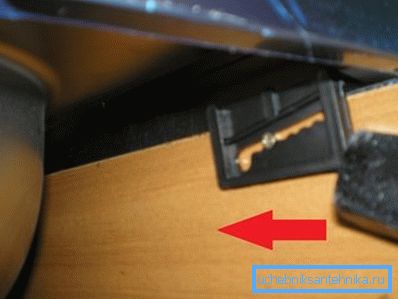 Muovikannen kevyesti napauttaminen siirtyy suunnittelupaikalle. Muovikannen kevyesti napauttaminen siirtyy suunnittelupaikalle.