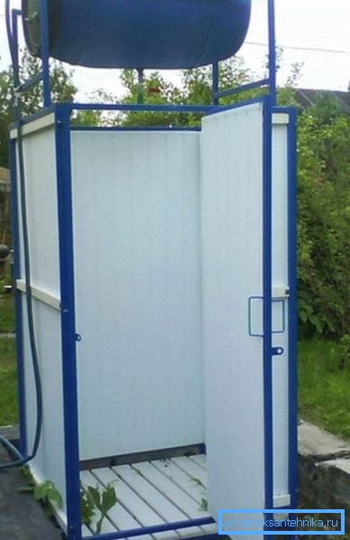 Kesäsuihku säiliöllä katolla on helpoin täyttää pumpulla Kesäsuihku säiliöllä katolla on helpoin täyttää pumpulla