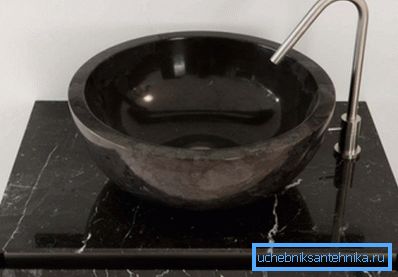 Amatöörikuva samasta materiaalista valmistetusta marmorista valmistetusta rakennuksesta