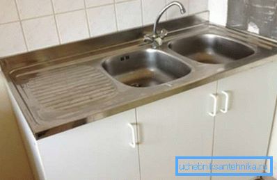 Amatöörikuva valokuvakoneesta, joka on asennettu erityiseen kaappiin Amatöörikuva valokuvakoneesta, joka on asennettu erityiseen kaappiin