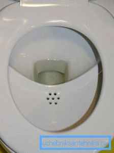 Amatööri-kuva WC: stä ainutlaatuisella sisäisellä järjestelyllä Amatööri-kuva WC: stä ainutlaatuisella sisäisellä järjestelyllä