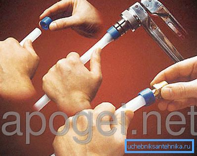 Ristisidoksisen polyeteenin putkilinjan liitäntöjen asennus. Ristisidoksisen polyeteenin putkilinjan liitäntöjen asennus.