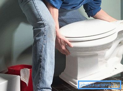 WC-kulhon asennus - miehen työ vaatii fyysistä voimaa ja teknistä kekseliäisyyttä. WC-kulhon asennus - miehen työ vaatii fyysistä voimaa ja teknistä kekseliäisyyttä.