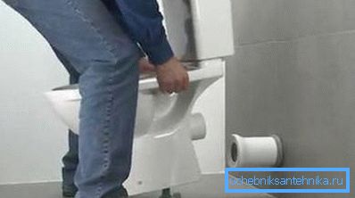 WC-istuimen asennus esiasettuihin kiinnikkeisiin WC-istuimen asennus esiasettuihin kiinnikkeisiin