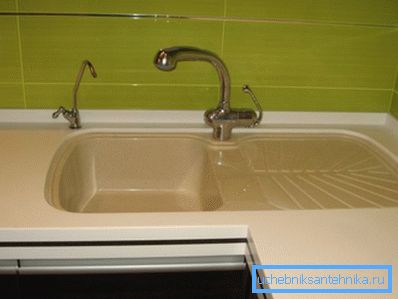 Sink sisäänrakennetulla sekoittimella.