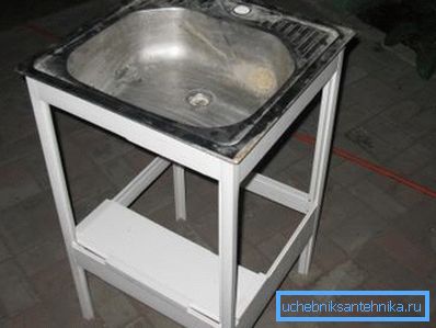Sink on asennettu runkoon Sink on asennettu runkoon