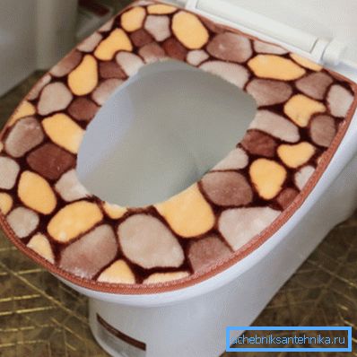 WC-istuimen peitettä peittävä pehmeä materiaali muuttuu nopeasti käyttökelvottomaksi.