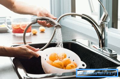 Hedelmien pesu joustavan nokkaan alla Hedelmien pesu joustavan nokkaan alla