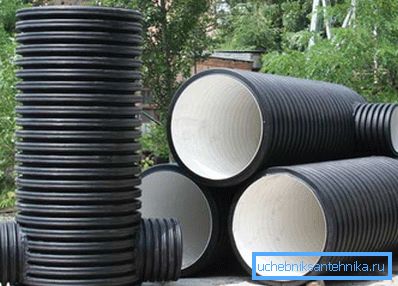 Kuvassa aallotetut polyeteenikaivot. Ne voivat nukahtaa aiemmin poistetun maaperän. Kuvassa aallotetut polyeteenikaivot. Ne voivat nukahtaa aiemmin poistetun maaperän.