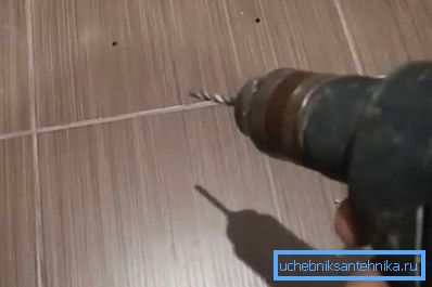 Kuvassa - siistit aukot laatassa Kuvassa - siistit aukot laatassa