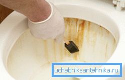 Kuvassa: ruskeat täplät ja tahrat pilaavat wc: n ulkonäön