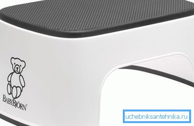 Kuvassa - lastenjalusta pesualtaalle Kuvassa - lastenjalusta pesualtaalle