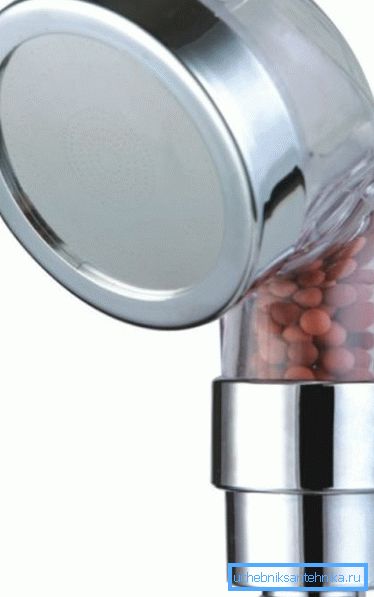 Kuva osoittaa selvästi täyttöaineen kastelukannussa. Kuva osoittaa selvästi täyttöaineen kastelukannussa.