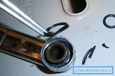 Kuva näyttää prosessin tiivistysrenkaan vaihtamiseksi.